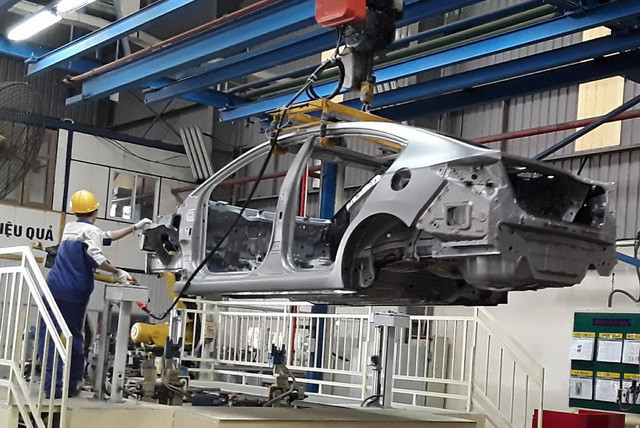 Tại một dây chuyền lắp ráp, sản xuất xe hơi của một doanh nghiệp ở VN hiện nay. Tại một dây chuyền lắp ráp, sản xuất xe hơi của một doanh nghiệp ở VN hiện nay.