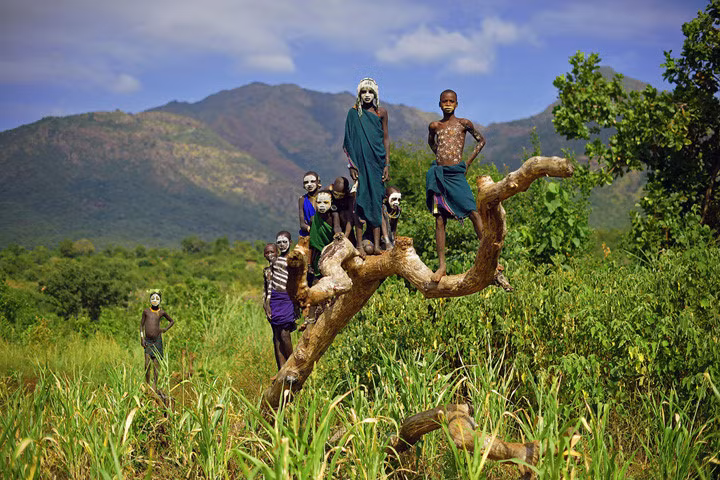 Trẻ em thuộc bộ lạc Suri tạo dáng chụp ảnh ở vùng thung lũng Omo, miền nam Ethiopia. Ảnh: AFP.