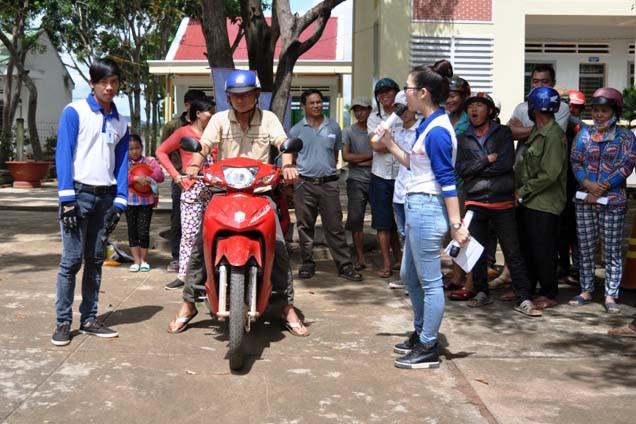 Hướng dẫn người dân kỹ thuật lái xe an toàn. Hướng dẫn người dân kỹ thuật lái xe an toàn.