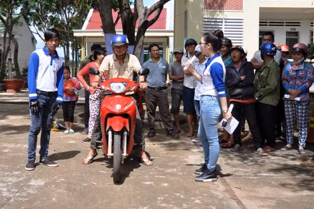 Hướng dẫn người dân kỹ thuật lái xe an toàn.