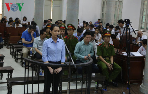 Nguyễn Minh Thu khai đưa tiền lãi ngoài khủng cho khách vip của Oceanbank Nguyễn Minh Thu khai đưa tiền lãi ngoài khủng cho khách vip của Oceanbank