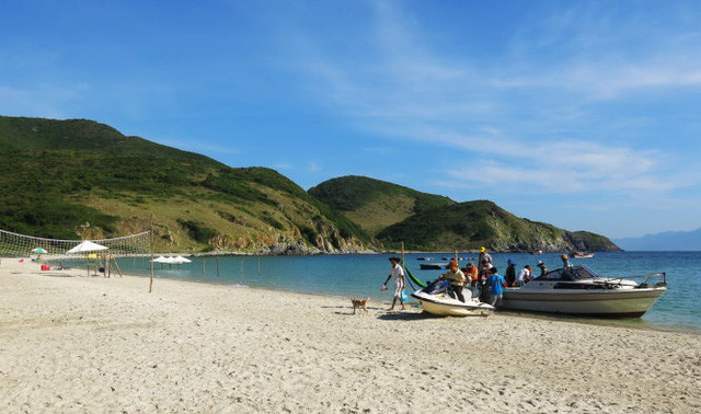 Lượng khách đến Bãi Che khá ít, qua đêm càng hiếm hơn. -Ảnh: T.T.H.