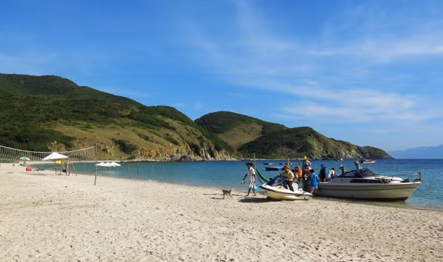 Lượng khách đến Bãi Che khá ít, qua đêm càng hiếm hơn. -Ảnh: T.T.H.