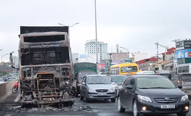Giao thông trên đường vành đai 3 ùn ứ khi lưu thông qua khu vực.