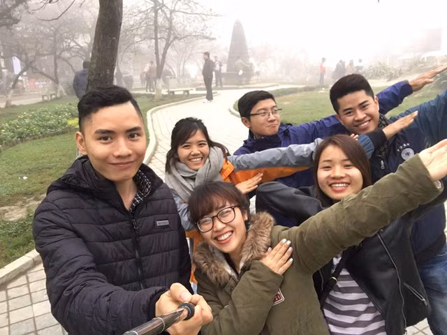 "Bạn bè thân thiết thì nói bậy với nhau rất vui" - Ảnh minh họa: LÊ HOÀNG ANH "Bạn bè thân thiết thì nói bậy với nhau rất vui" - Ảnh minh họa: LÊ HOÀNG ANH