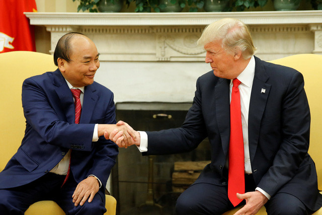Thủ tướng Nguyễn Xuân Phúc bắt tay Tổng thống Mỹ Donald Trump trong chuyến công du tới Nhà Trắng tháng 5-2017 - Ảnh: REUTERS