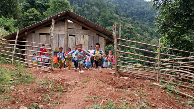 Học sinh mầm non Tà Lù Đằng giờ tan học.