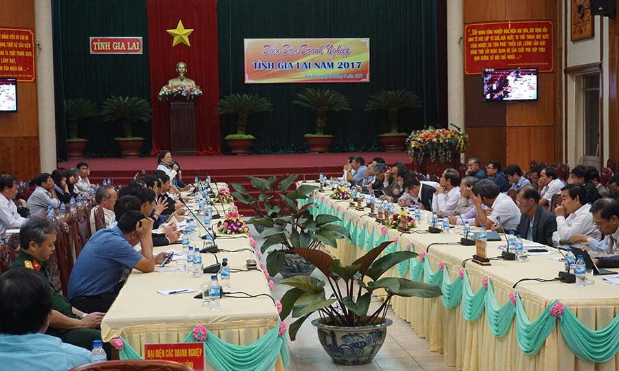  Lãnh đạo tỉnh lắng nghe phản ánh của doanh nghiệp tại Diễn đàn. Ảnh: Hà Duy