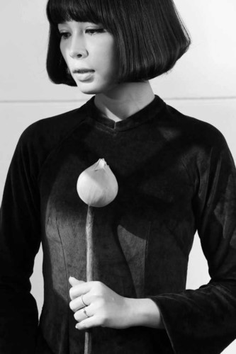 Bên cạnh đó, nhà văn Linh Lê cũng sở hữu một nhan sắc đời thường xinh đẹp. Sở hữu vẻ đẹp đậm chất Á Đông với đôi mắt to tròn, bờ môi gợi cảm, Linh Lê gây ấn tượng và thu hút sự chú ý với nhiều người và có lẽ đây cũng là một trong những yếu tố khiến BTV Quang Minh siêu lòng.