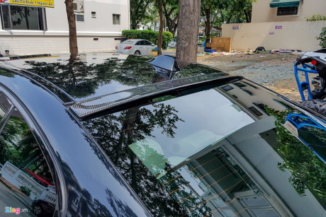 Ngoài ra, một cánh gió nhỏ cũng được gắn trên mép ô kính sau. Những chi tiết khí động học này giúp xe lướt gió nhanh hơn, cảm giác lái tốt hơn. Trên ô cửa sau có hệ thống sửi kính giúp tầm quan sát tốt hơn khi trời mưa. Ngoài ra, một cánh gió nhỏ cũng được gắn trên mép ô kính sau. Những chi tiết khí động học này giúp xe lướt gió nhanh hơn, cảm giác lái tốt hơn. Trên ô cửa sau có hệ thống sửi kính giúp tầm quan sát tốt hơn khi trời mưa.