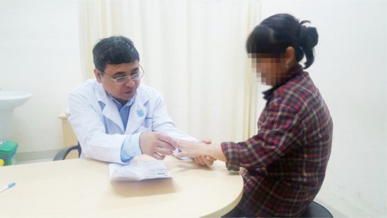 Bác sĩ đang khám cho bệnh nhân bị thoái hóa khớp Bác sĩ đang khám cho bệnh nhân bị thoái hóa khớp