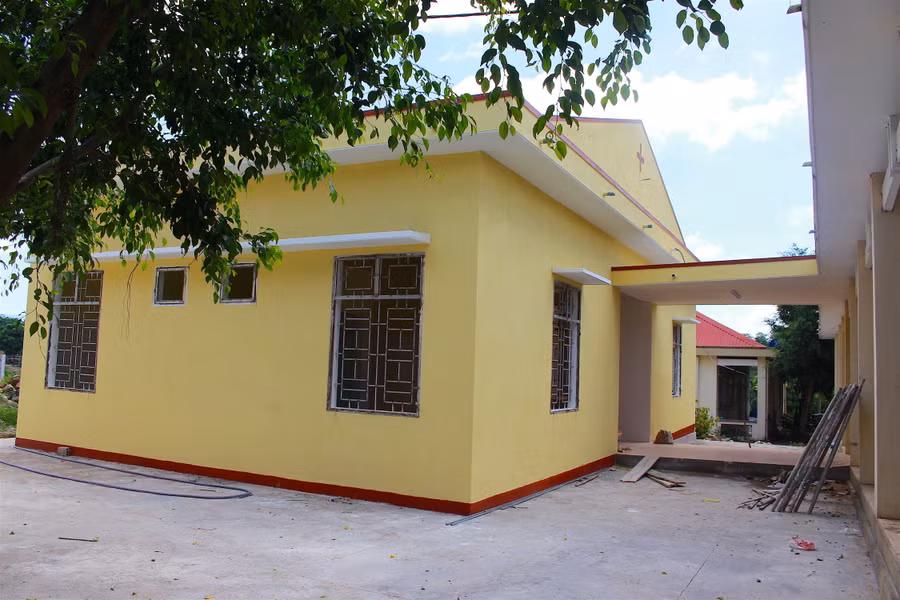 Khu nhà điều trị cho cán bộ trung cao tại Trung tâm Y tế huyện đang được hoàn thiện. Ảnh: Hồng Thi