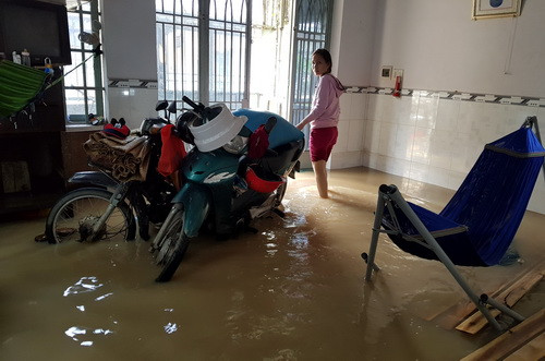 Nhiều nhà dân sáng nay vẫn còn ngập nặng. Nhiều nhà dân sáng nay vẫn còn ngập nặng.