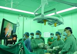  Các bác sĩ phẫu thuật nội soi cho bệnh nhân bị ung thư đại trực tràng