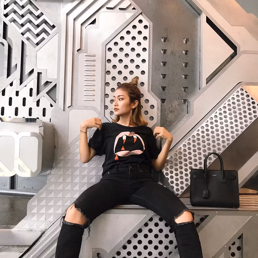 Cô bạn Nga Wendy mang đến hình ảnh một cô gái cá tính khi diện chiếc áo thun in hình độc đáo cùng quần skinny jeans rách gối, kèm theo mẫu túi xách đơn giản để cân bằng vẻ tinh tế trên toàn set đồ.