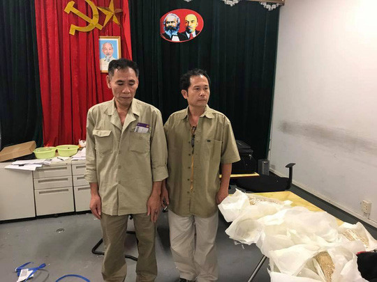 Hai nghi phạm trong vụ buôn lậu vàng Hai nghi phạm trong vụ buôn lậu vàng