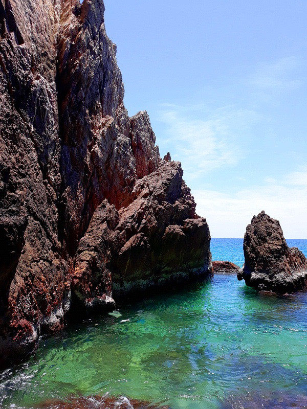 Những ghềnh đá nhô lên trên biển tạo nên bức tranh hùng vĩ.