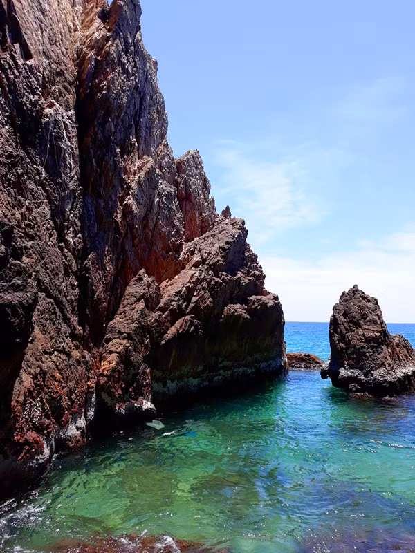 Những ghềnh đá nhô lên trên biển tạo nên bức tranh hùng vĩ.