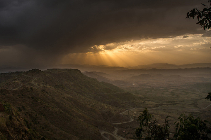 Nắng chiếu qua các đám mây trên một thung lũng ở vùng Amhara của Ethiopia. Ảnh: Corbis.