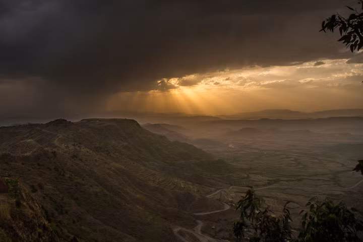 Nắng chiếu qua các đám mây trên một thung lũng ở vùng Amhara của Ethiopia. Ảnh: Corbis.
