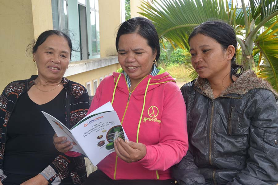 Các thành viên trong CLB “Phụ nữ với pháp luật” không chỉ tuyên truyền pháp luật mà còn trao đổi kinh nghiệm trong làm kinh tế. Ảnh: Ngọc Thu Các thành viên trong CLB “Phụ nữ với pháp luật” không chỉ tuyên truyền pháp luật mà còn trao đổi kinh nghiệm trong làm kinh tế. Ảnh: Ngọc Thu