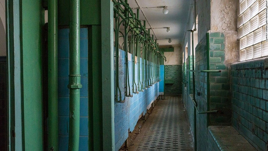  Bên trong trụ sở của quân Liên Xô tại Đông Đức trước kia.