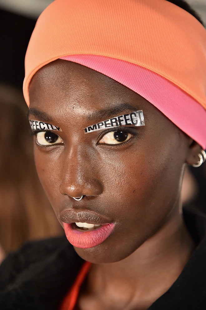 Người mẫu với dòng chữ "Không hoàn hảo" ở mi mắt. Người mẫu với dòng chữ