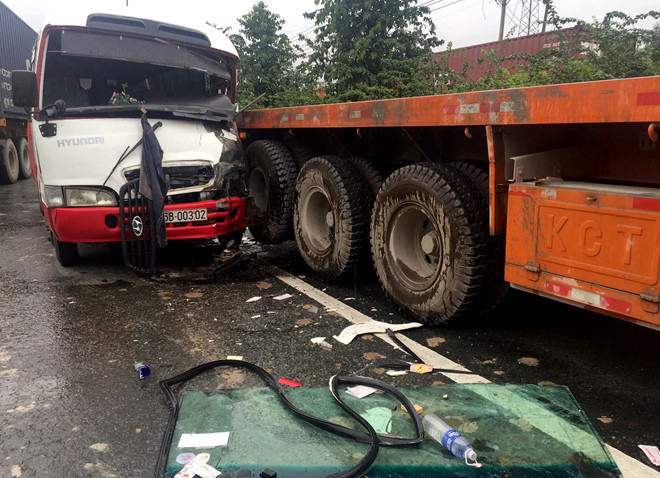 Xe khách tông vào rơ-moóc xe đầu kéo.