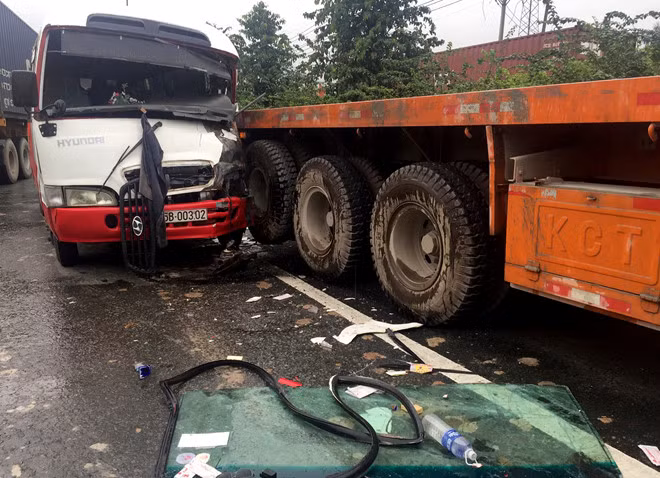 Xe khách tông vào rơ-moóc xe đầu kéo.