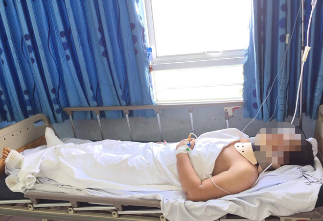 Bệnh nhân bị tai nạn lao động nguy kịch may mắn được các bác sĩ cứu sống. Bệnh nhân bị tai nạn lao động nguy kịch may mắn được các bác sĩ cứu sống.