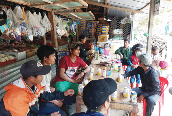 Cảnh ăn nhậu thường bắt gặp ở xã nghèo, thủ phủ sâm Trà Linh.