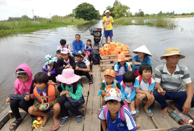 Trẻ em ở cù lao Bảy Trúc đi học về. Trẻ em ở cù lao Bảy Trúc đi học về.