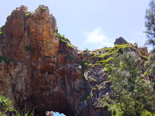 Ghềnh đá Mũi Rồng trông giống một con rồng hướng ra biển Đông.