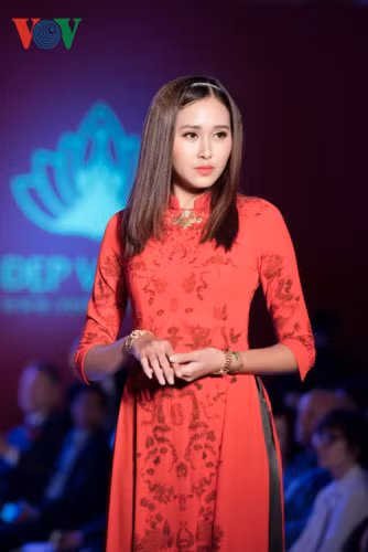 Kỹ thuật dát vàng tinh xảo trên các mẫu thiết kế.