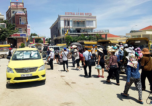 Du khách ùn ùn ra Lý Sơn chơi lễ Du khách ùn ùn ra Lý Sơn chơi lễ