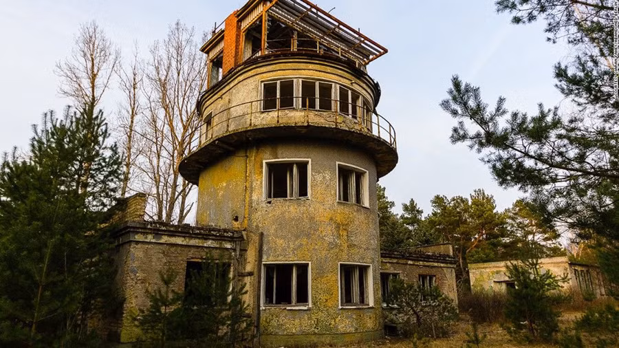 Việc viếng thăm những nơi bị bỏ quên cho Fahey một cơ hội để tìm kiếm những mảnh ghép của quá khứ. Dù vậy, việc này không hề dễ dàng. Việc tiếp cận các địa điểm đã bị đóng cửa đôi khi là bất hợp pháp, hoặc khá nguy hiểm.