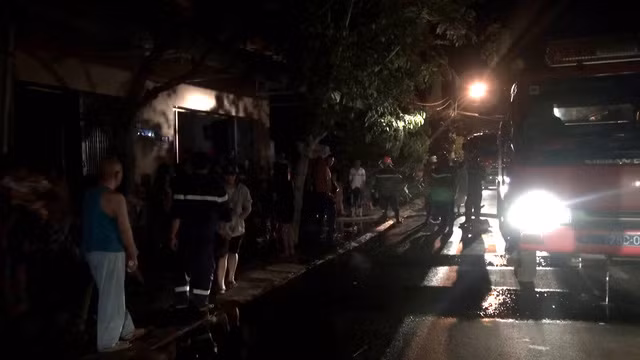 Nhờ mọi người xung quanh giúp đỡ, cả 3 người đã thoát ra ngoài an toàn