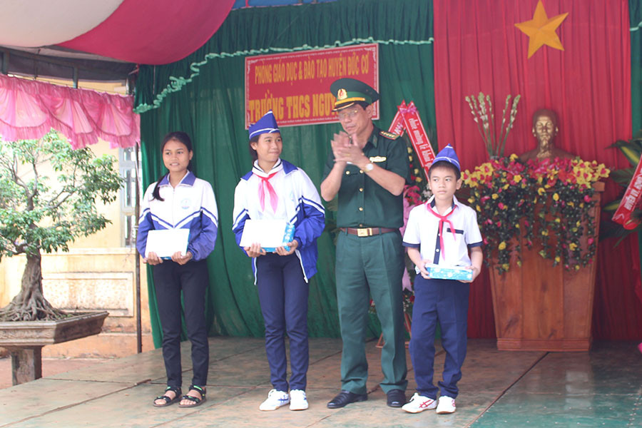 Đại tá Trần Trung Dũng-Phó Chỉ huy trưởng Bộ Chỉ huy Bộ đội Biên phòng tỉnh trao tiền và quà cho các em học sinh. Ảnh: Anh Huy Đại tá Trần Trung Dũng-Phó Chỉ huy trưởng Bộ Chỉ huy Bộ đội Biên phòng tỉnh trao tiền và quà cho các em học sinh. Ảnh: Anh Huy