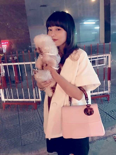 Nữ nhà văn 8x cũng là một người có quan điểm cá nhân cực kì cá tính. Khi viết về đề tài nhạy cảm là sex, cô chia sẻ mình không dùng yếu tố này để đánh dấu cột mốc trưởng thành hay bước khởi đầu trong văn chương và tự tin mình thu hút người đọc bởi nhiều yếu tố khác.