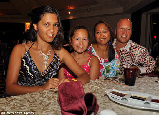 Cô bé Jemima (bìa trái) và gia đình. Ảnh: Caters News Agency Cô bé Jemima (bìa trái) và gia đình. Ảnh: Caters News Agency