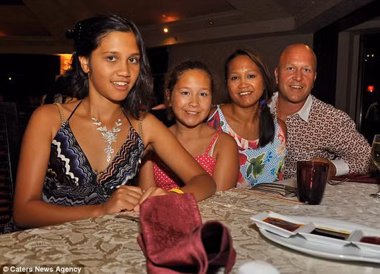 Cô bé Jemima (bìa trái) và gia đình. Ảnh: Caters News Agency