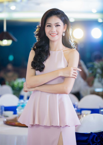 Người đẹp gây ấn tượng trong thiết kế váy peplum khoe lợi thế hình thể cân đối, chiều cao nổi bật. Người đẹp gây ấn tượng trong thiết kế váy peplum khoe lợi thế hình thể cân đối, chiều cao nổi bật.