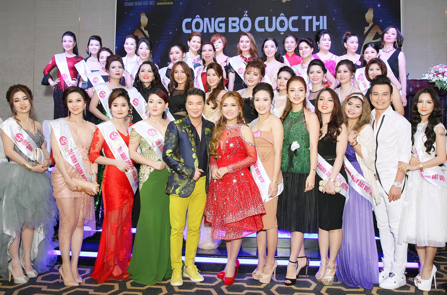 Các thí sinh tham gia cuộc thi Nữ hoàng doanh nhân đất Việt 2017 và ban tổ chức - Ảnh: Q.N. Các thí sinh tham gia cuộc thi Nữ hoàng doanh nhân đất Việt 2017 và ban tổ chức - Ảnh: Q.N.