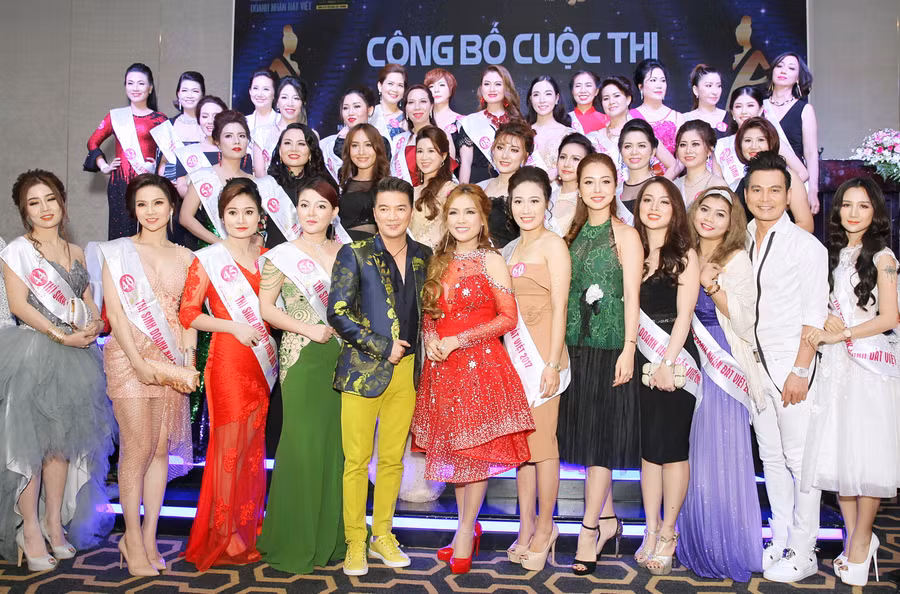 Các thí sinh tham gia cuộc thi Nữ hoàng doanh nhân đất Việt 2017 và ban tổ chức - Ảnh: Q.N.