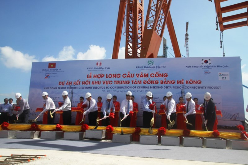 Các đại biểu tiến hành lễ hợp long cầu Vàm Cống.