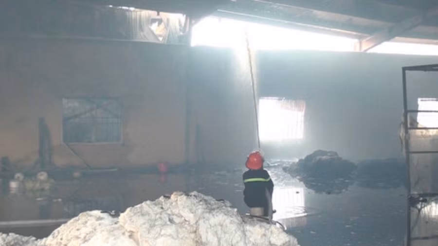 Bất chấp nỗ lực chữa cháy, ngọn lửa vẫn lan rộng khắp kho chứa bông, sợi của nhà máy