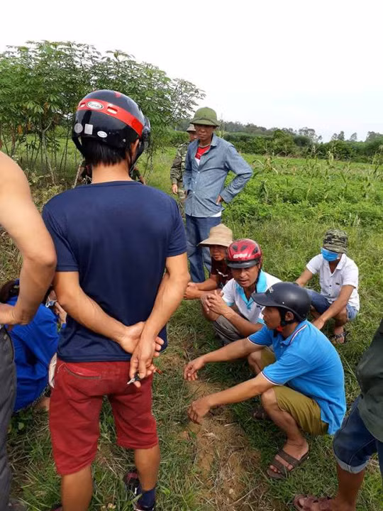 Rất nhiều người dân tới xem cơ quan chức năng tiến hành điều tra vụ việc.
