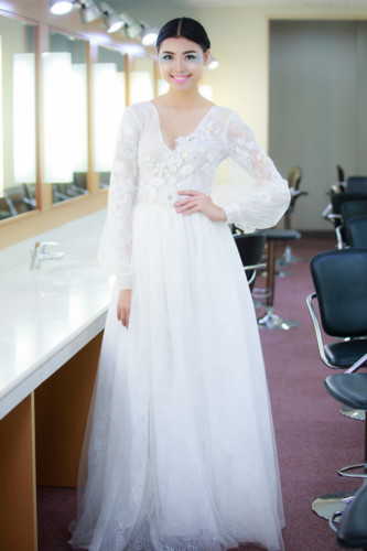 Ngọc Hân lựa chọn gam màu trắng tinh khôi xuyên suốt bộ sưu tập.