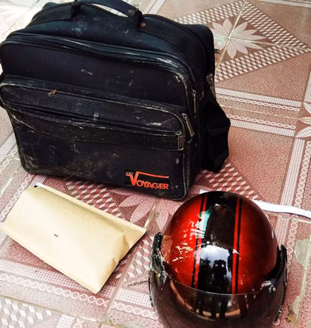  Chiếc nón bảo hiểm và túi xách nghi của nghi phạm vứt tại xã Tân Lộc, huyện Tam Bình, tỉnh Vĩnh Long - Ảnh: Công an cung cấp