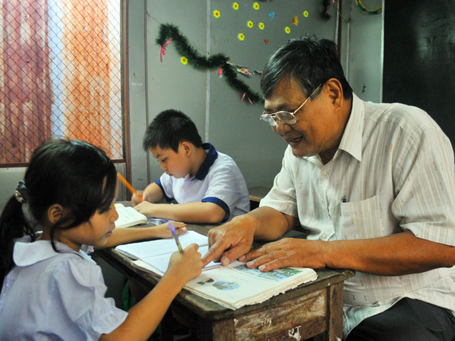 Ông Thời dạy các học trò trong lớp học tình thương. Ông Thời dạy các học trò trong lớp học tình thương.